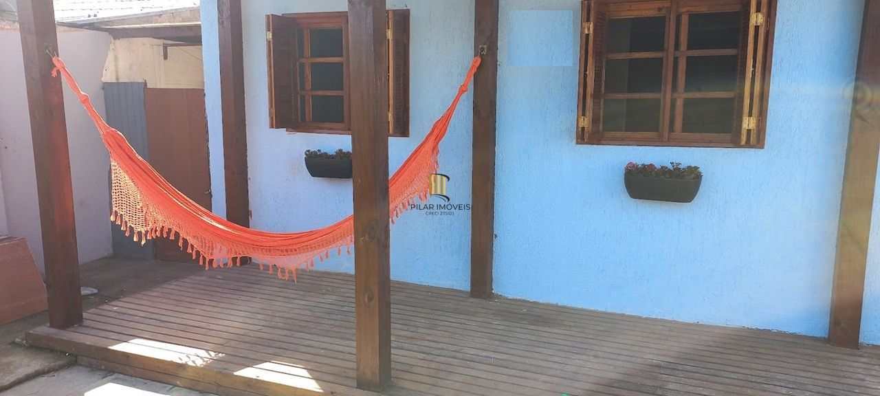 Casa térrea de 2 dormitórios, living, cozinha, churrasqueira, área de serviço, banheiro social, vaga para 2 automóveis.