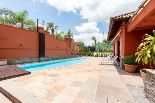 Casa em Condomínio com 487m² | 4 Dormitórios sendo 4 suítes, 3 vagas, no Bairro Três Figueiras, Porto Alegre