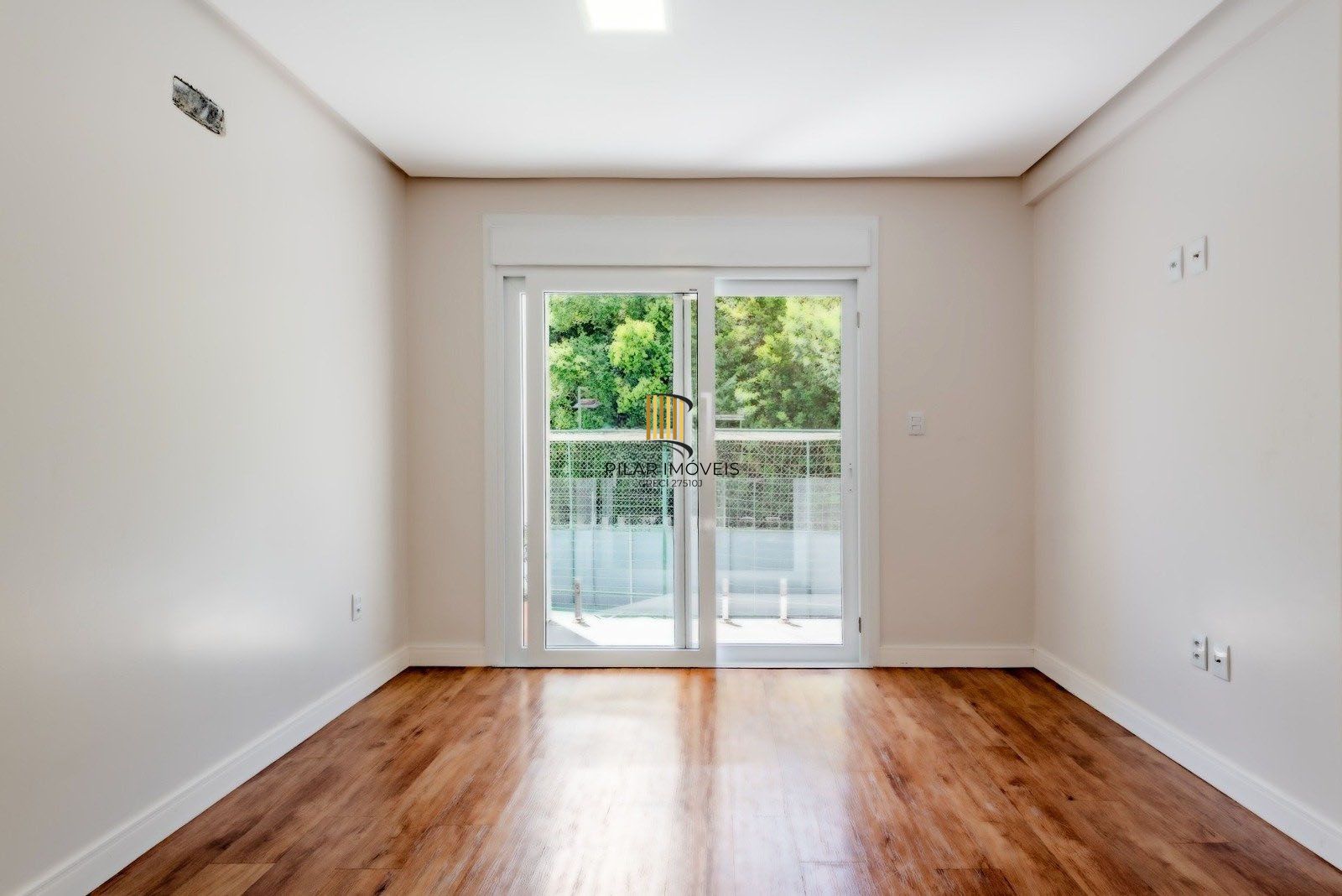 Casa em Condomínio com 228m² e 3 dormitórios, 1 suíte, 3 vagas no bairro Sarandi