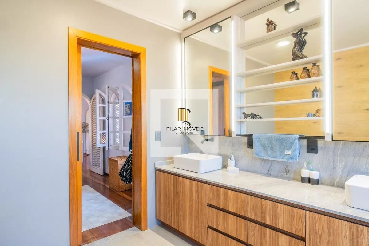 Casa á venda com 3 dormitórios no bairro Ipanema em Porto Alegre