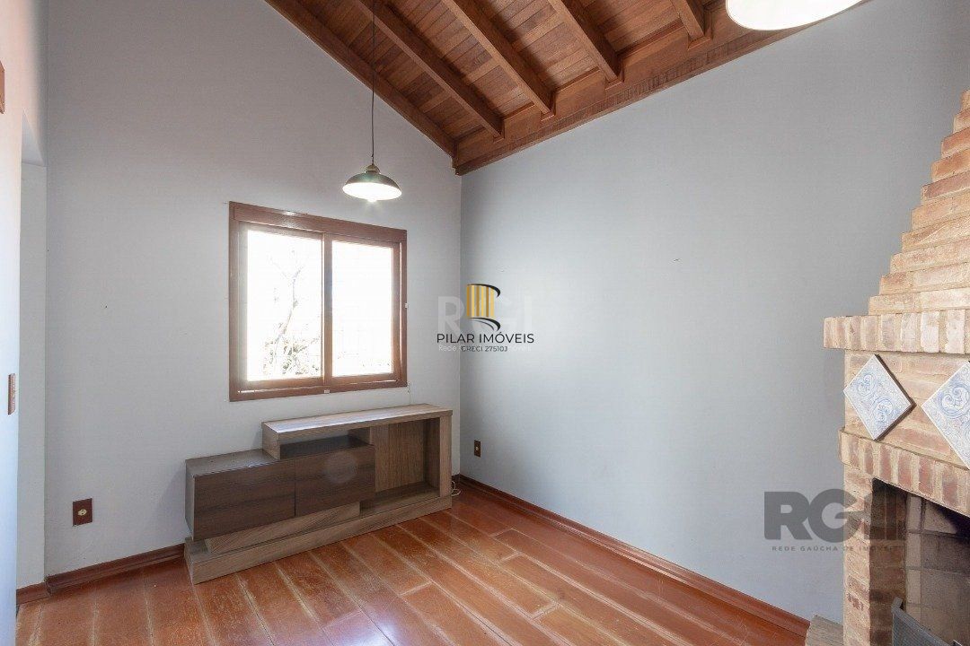 Casa em condomínio com 3 dormitórios, 3 banheiros no bairro Cristal