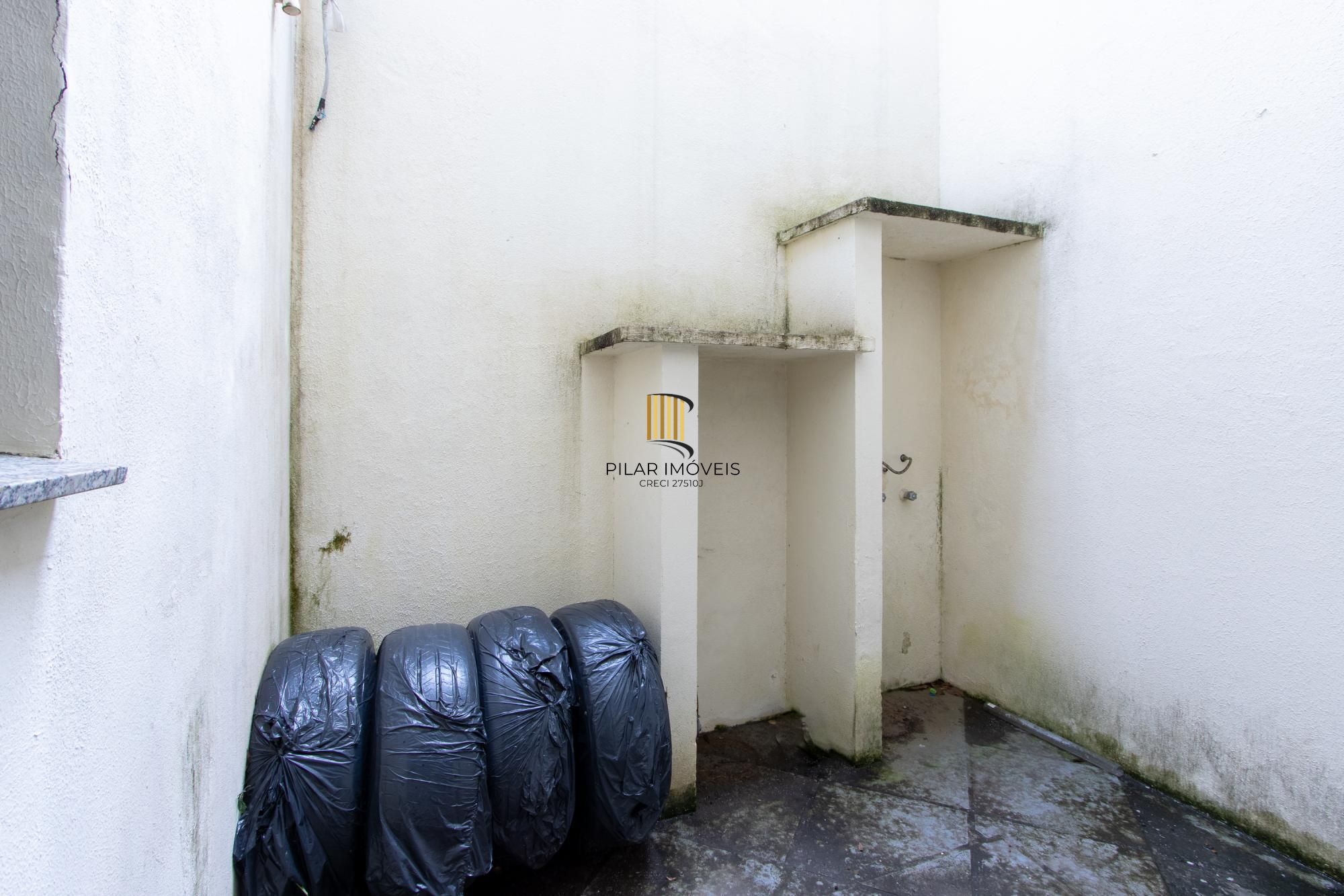 Casa de Condomínio 3 dormitórios no bairro Cristal