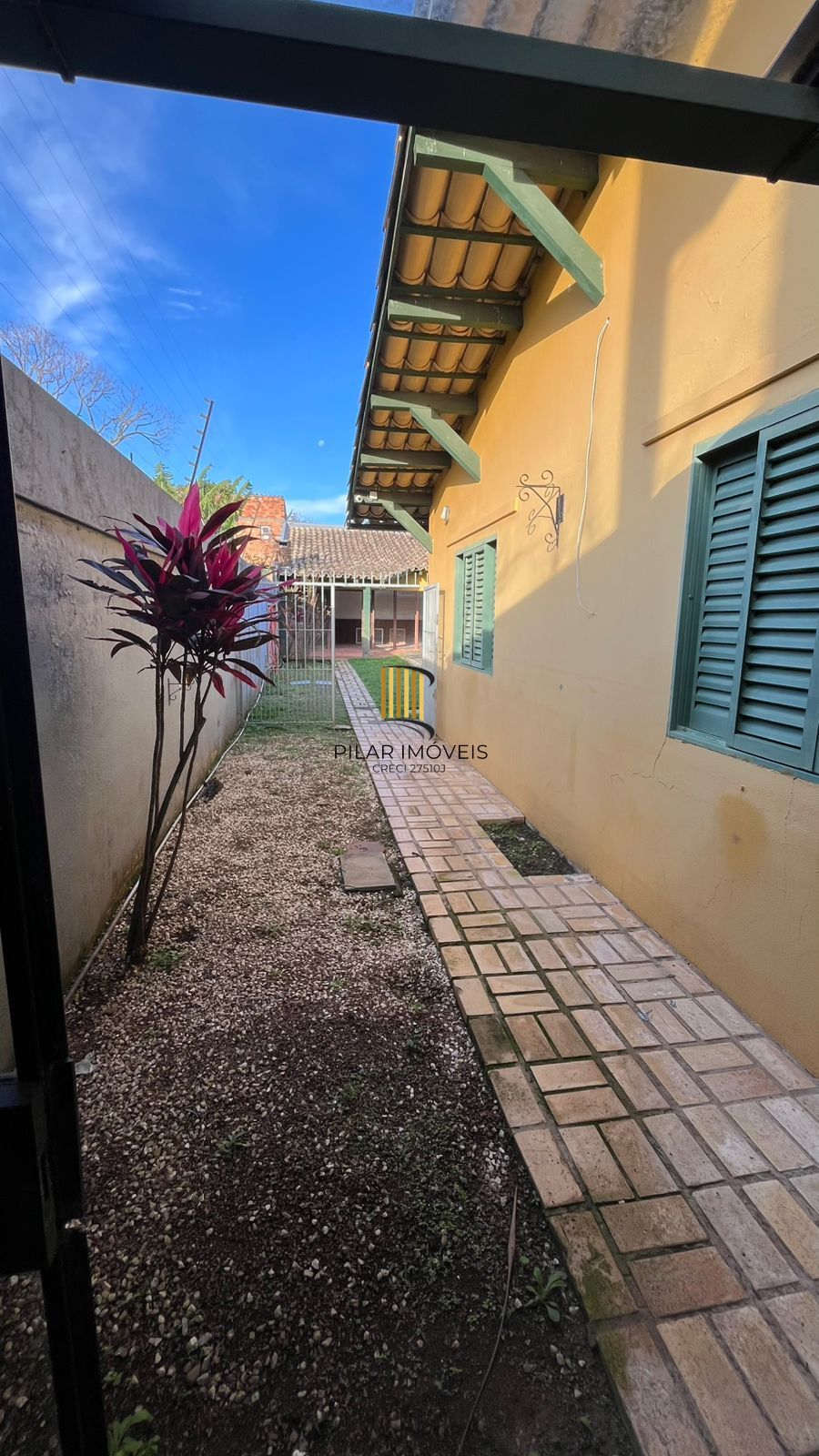 Casa para Venda - 244m², 3 dormitórios, sendo 1 suites, 2 vagas - Guarujá