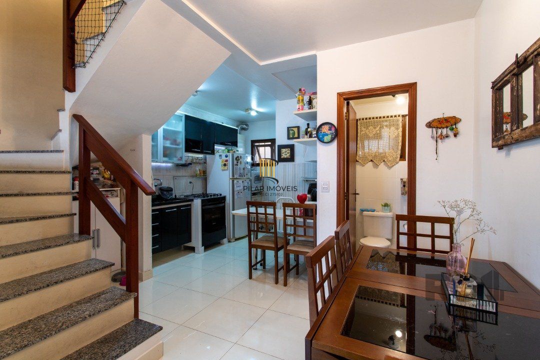 A casa possui 78m² de área construída, com um adicional de 20m²