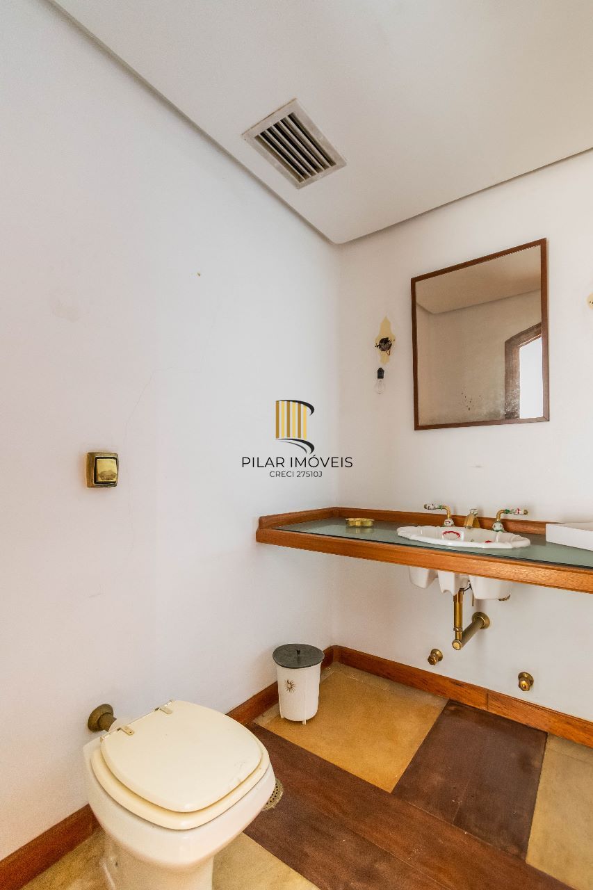 Casa à venda com1981m², 13 dormitórios, 4 suítes, 30 vagas, terreno de 1,2 hectares, no bairro Pedra Redonda em Porto Alegre