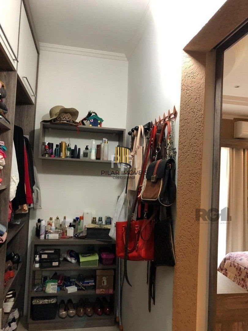 Casa residencial de 3 dormitórios sendo um uma suíte localizada no bairro Guarujá.