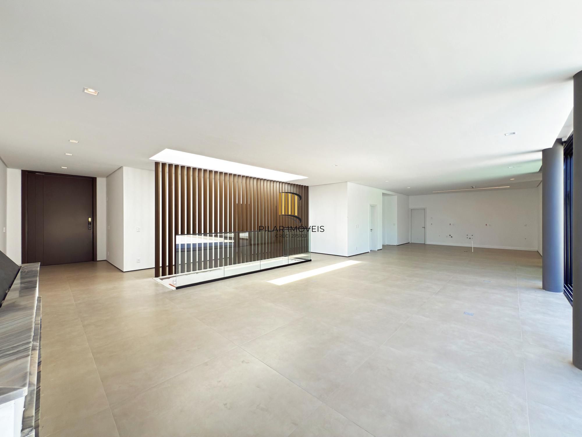 A casa conta com 434m2 de área construída, mas com um aproveitamento total dos 1.012m2 do lote