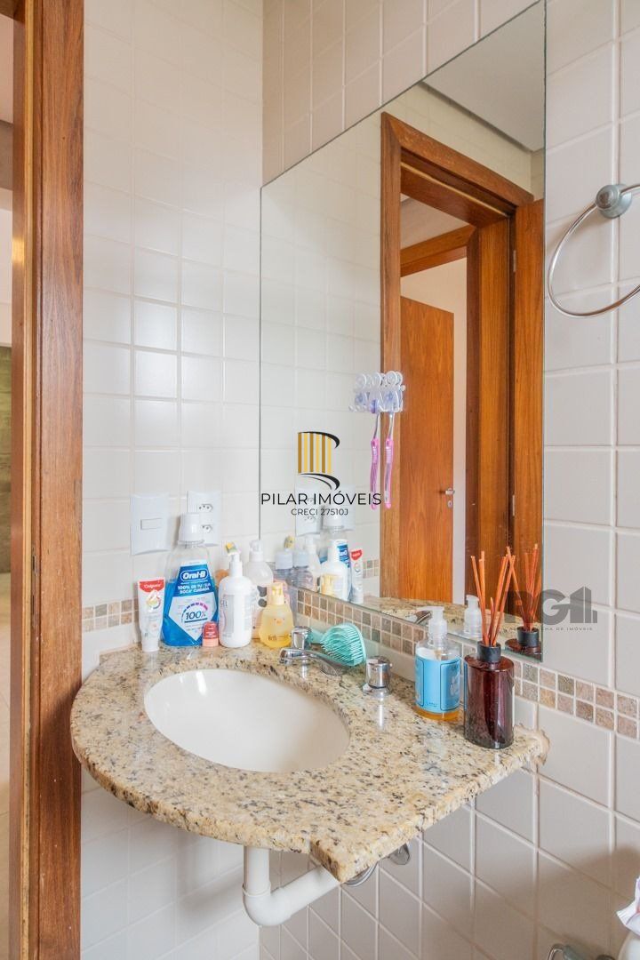 Ótimo apartamento, reformado , dois dormitórios e uma suíte, vaga escriturada.