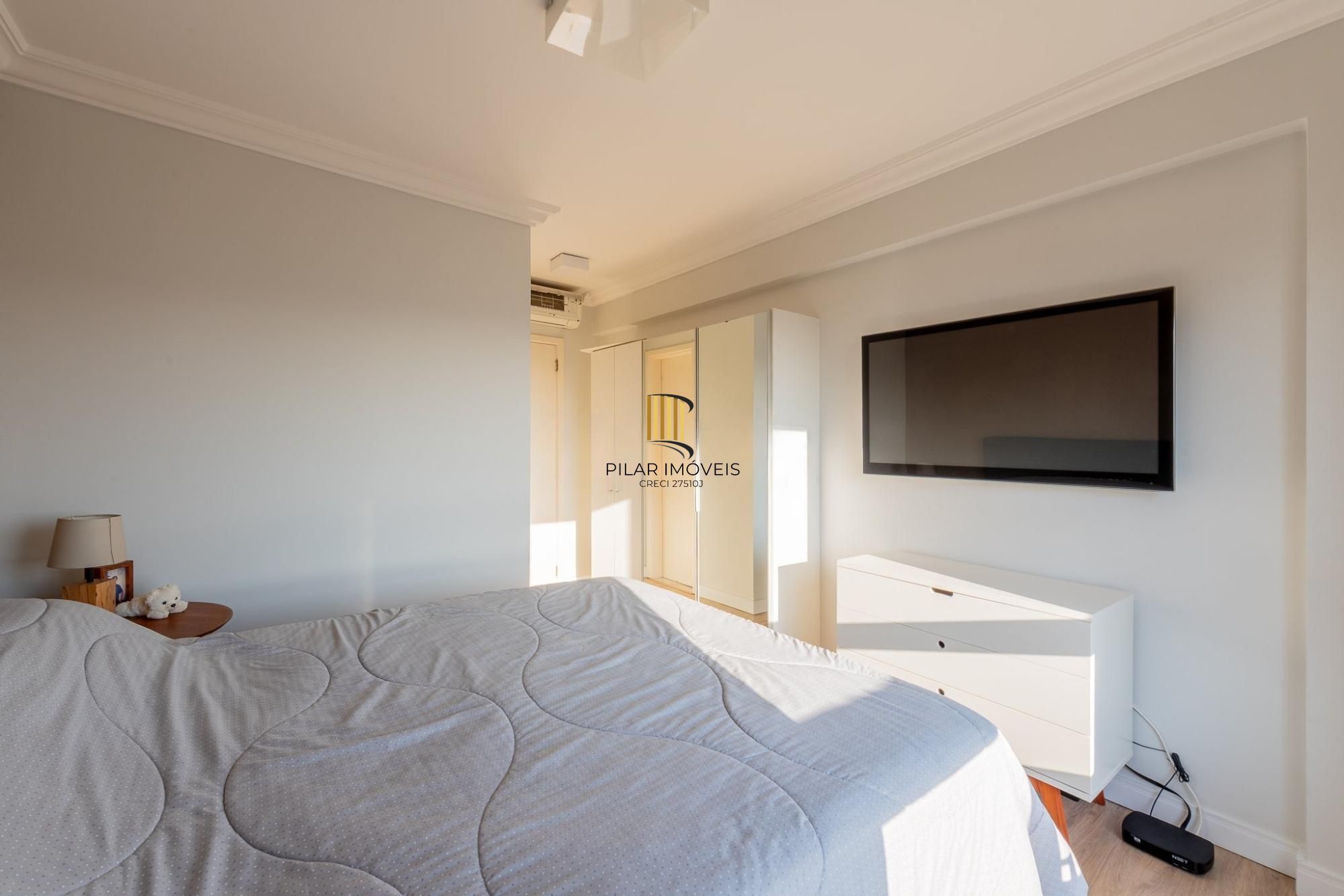 Apartamento amplo de 104m² com living iluminado, lareira e excelente localização