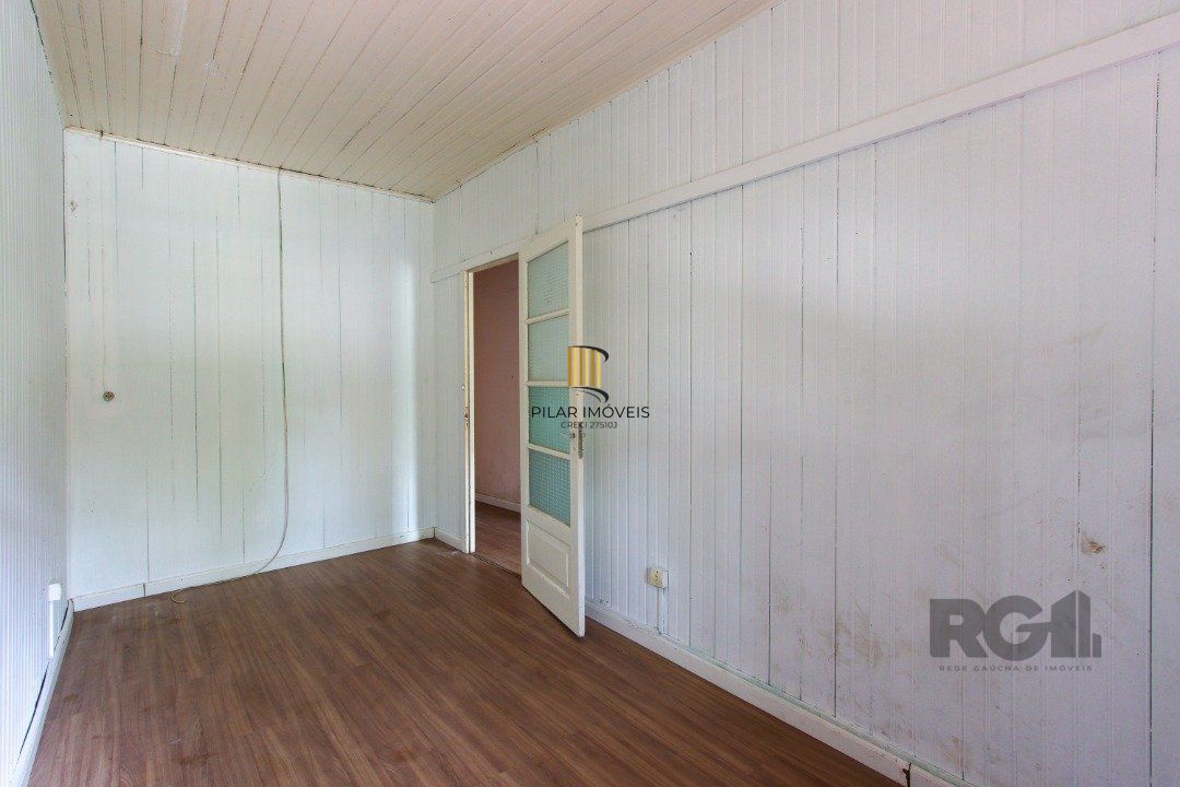 Casa mista com 4 dormitórios, 2 banheiros, 1 lavabo e 3 vagas a uma quadra da Av. Guaíba