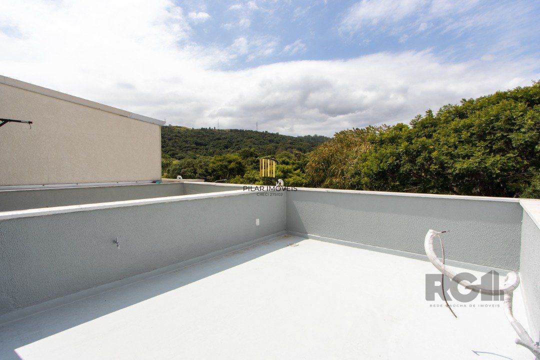 Sobrado com dois andares e área de terraço,