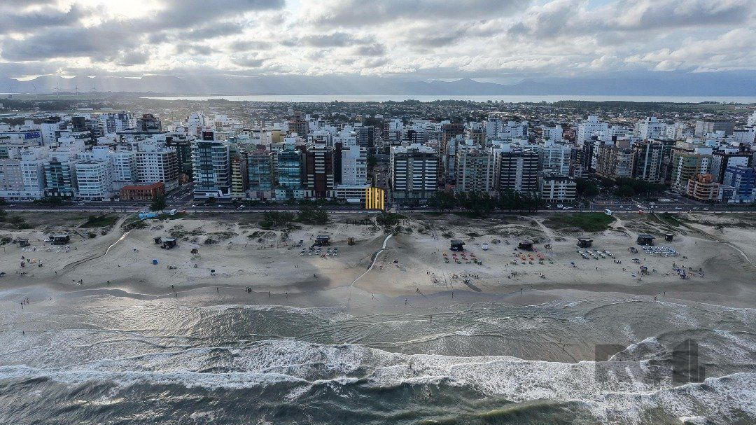 APARTAMENTO JUNTO A? BEIRA MAR  PE? NA AREIA!