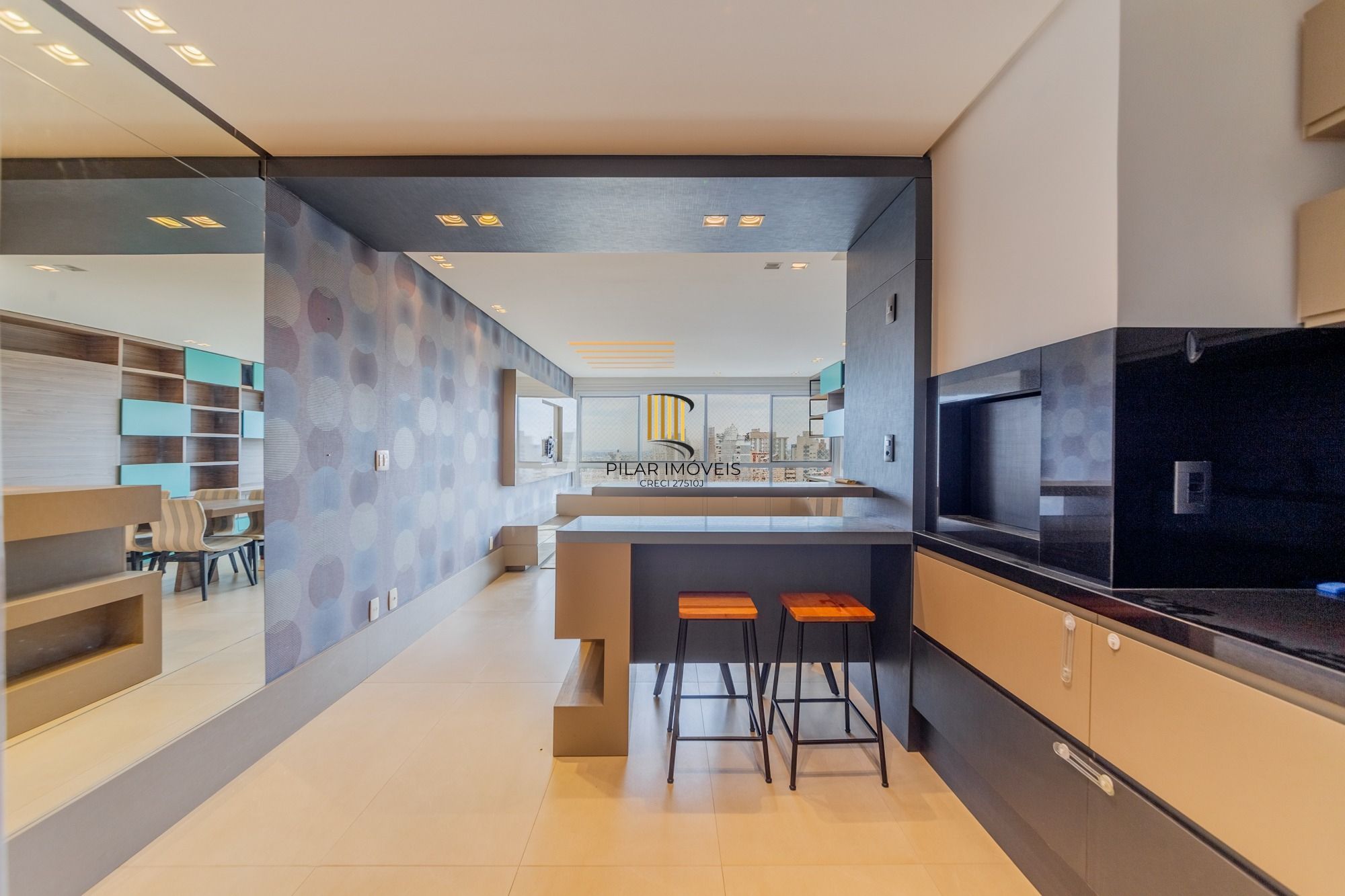 Apartamento semimobiliado, com 94m privativos, 2 suites e 3 vagas de garagem