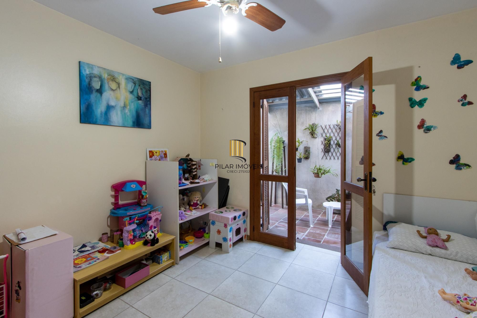 Casa de Alvenaria, possui 3 dormitórios, uma suíte, hall de entrada, lavabo,  living com lareira, cozinha ampla com armários, área gourmet com churrasqueira, corredor, pátio e 4 vagas de garagem, uma construção em anexo que possui hall de entrada, lavabo, living, cozinha, escritório, banheiro social