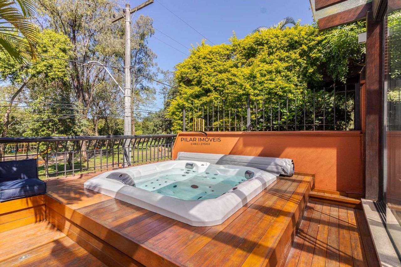 Casa em Condomínio com 487m² | 4 Dormitórios sendo 4 suítes, 3 vagas, no Bairro Três Figueiras, Porto Alegre