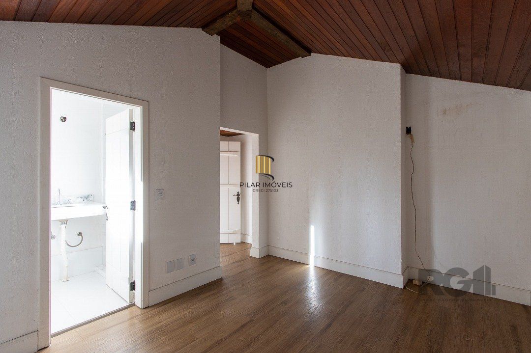 Casa Condomínio a Venda - 880m², 5 dormitórios, sendo 2 suítes, a master com lareira, 4 vagas - Cavalhada