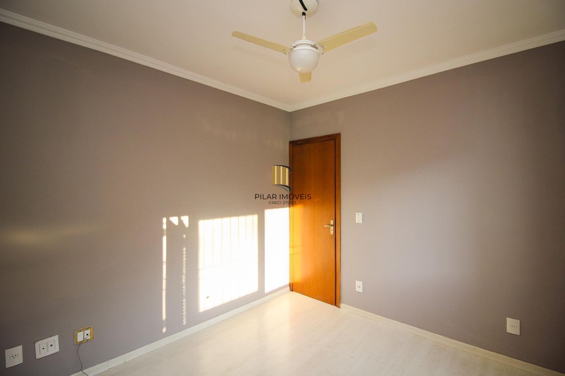 Apartamento de 2 dormitórios, 1 suíte, closet e 2 vagas de garagem .