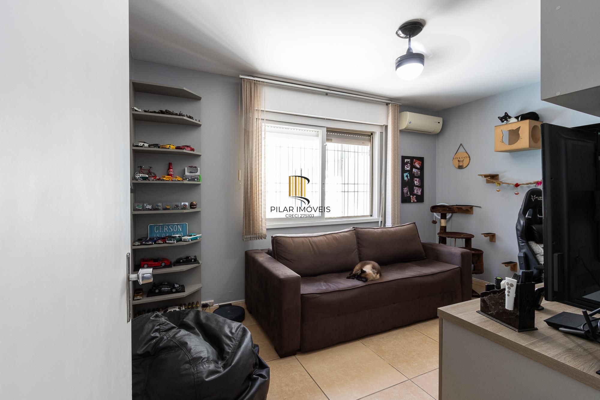 Casa de alvenaria, 4 dormitórios, 2 suítes, bairro Cristal.