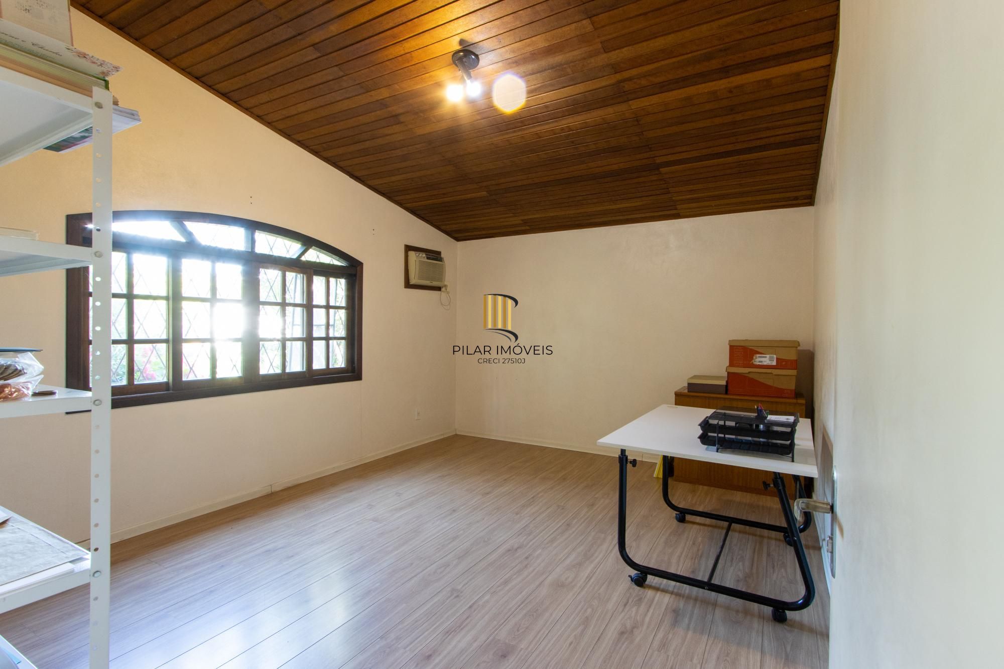 Casa de Alvenaria, possui 3 dormitórios, uma suíte, hall de entrada, lavabo,  living com lareira, cozinha ampla com armários, área gourmet com churrasqueira, corredor, pátio e 4 vagas de garagem, uma construção em anexo que possui hall de entrada, lavabo, living, cozinha, escritório, banheiro social