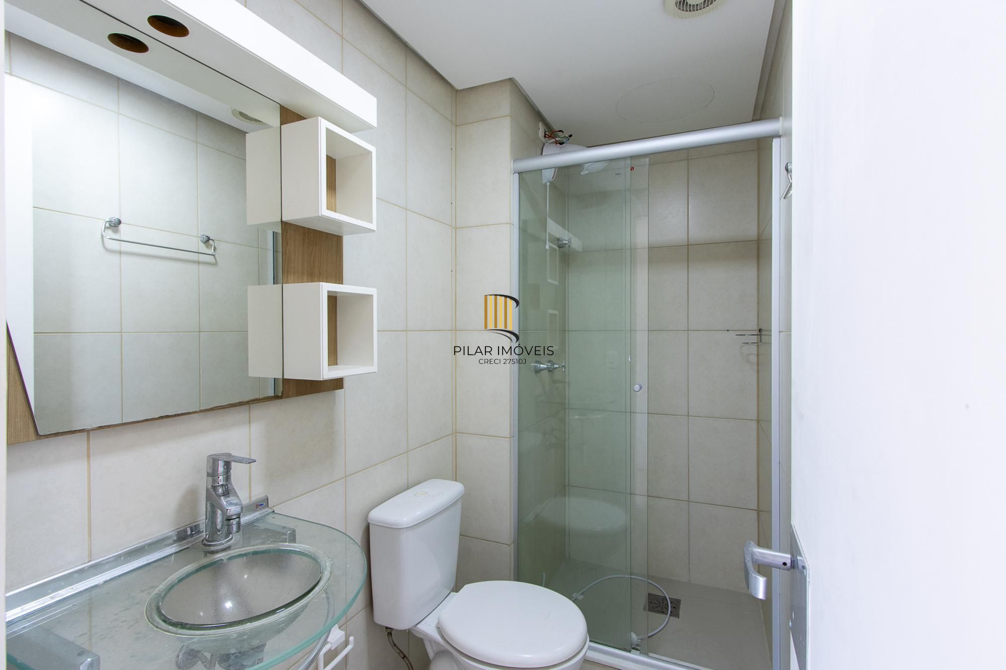 Cobertura de 3 dormitórios, 1 suíte e duas vagas de garagem no bairro Cristal.