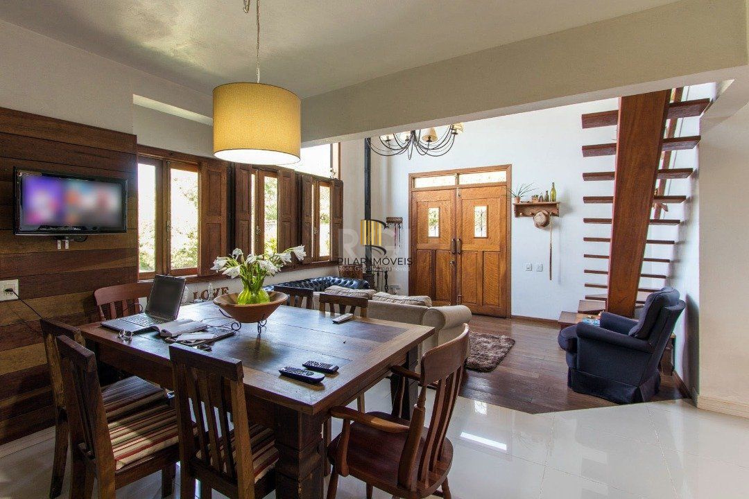 Casa para Venda - 250m², 3 dormitórios, sendo 2 suites, 3 vagas - Ponta Grossa