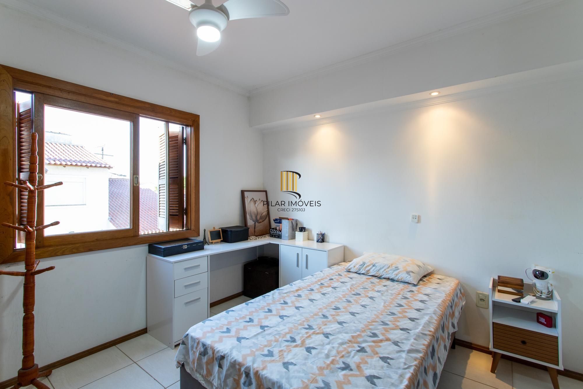Casa 3 dormitórios no bairro Hípica