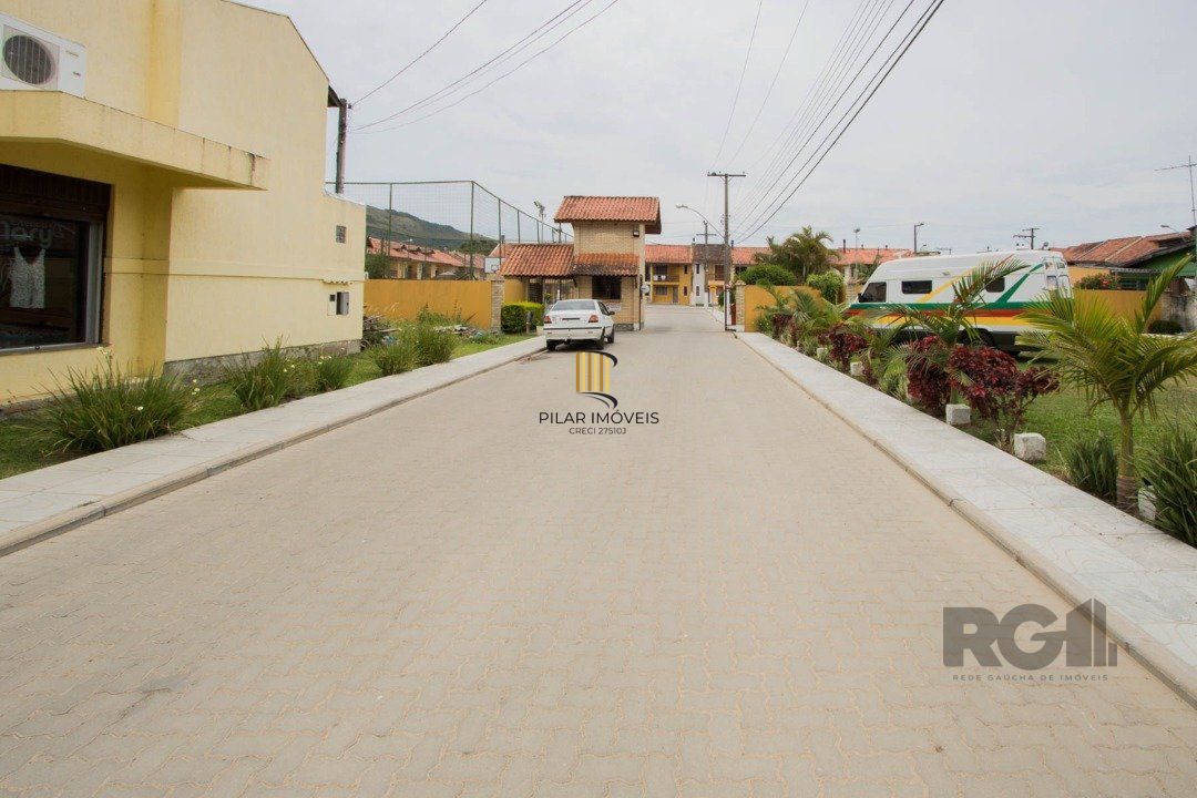 Casa em Condomínio na Zona Sul, no bairro Hípica, com 2 dormitórios, living para dois ambientes, cozinha mobiliada, lavabo