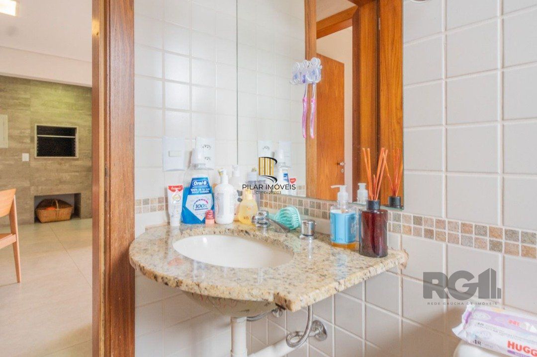 Ótimo apartamento, reformado , dois dormitórios e uma suíte, vaga escriturada.
