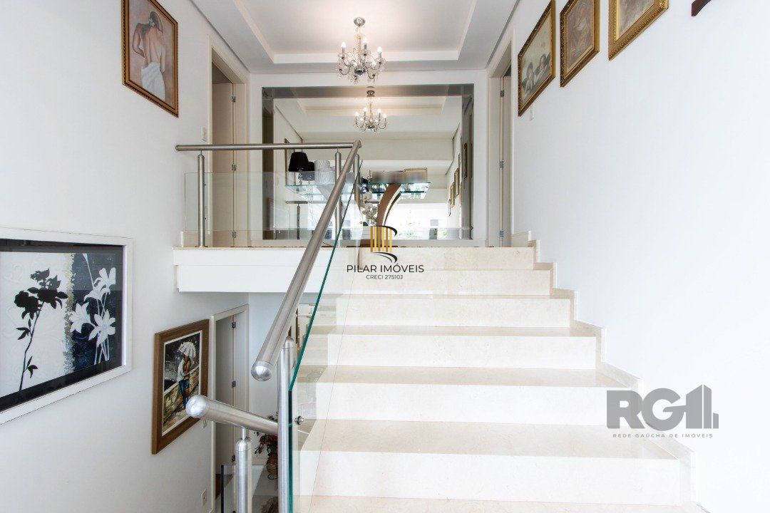 Casa em condominio . com 6 suites, sendo 3 suítes master com closet e hidro.