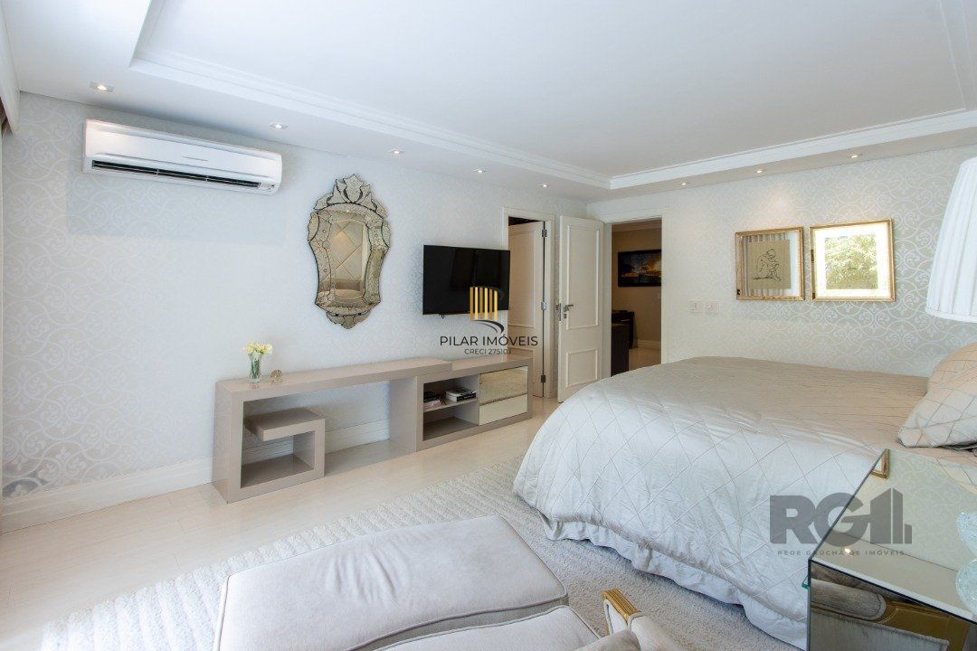 Casa em condominio, mobiliada com 741m² privativos , com 3 suítes- master