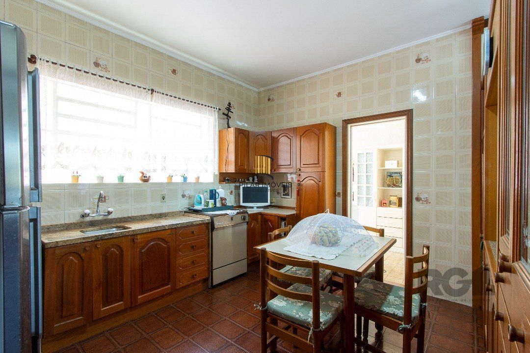 Casa com 4 quartos, suíte, churrasqueira, lareira, garagem coberta e lindo jardim.