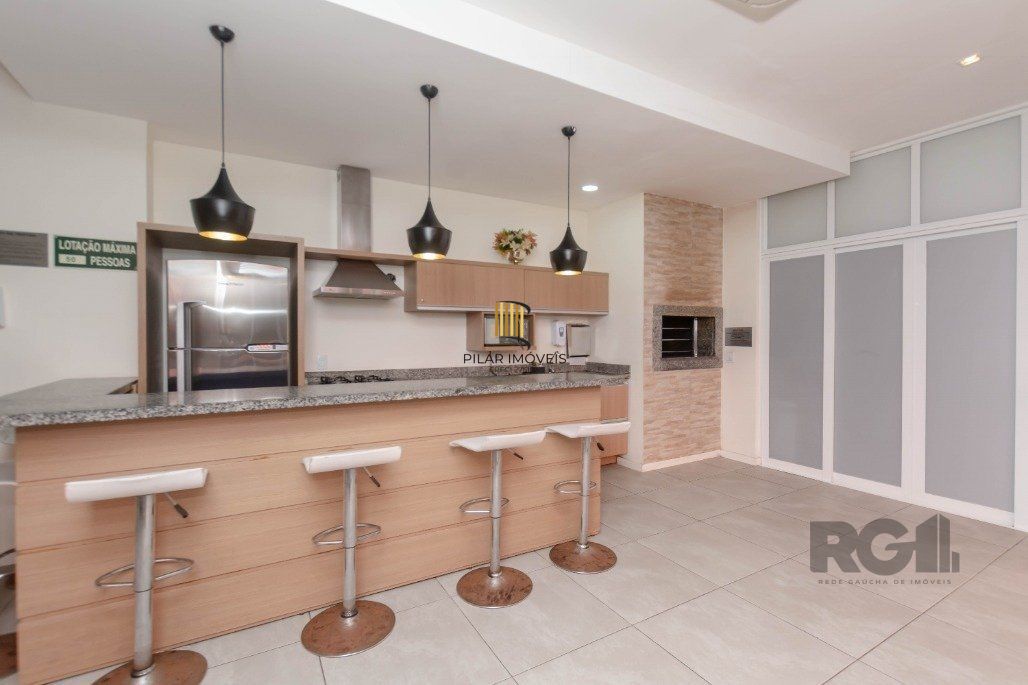 Apartamento andar alto que possui 2 dormitórios, sendo 1 súite, living para 2 ambientes, cozinha mobiliada, banheiro auxiliar