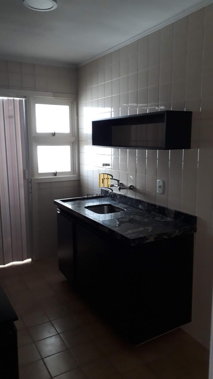 Cobertura com 137m², no Bairro Cristal, de 2 dormitórios, sento uma suíte, ampla sacada, churrasqueira, vista panorâmica, vaga coberta.
