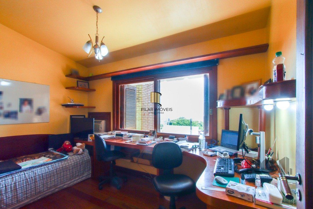 Casa com 4 dormitórios, sendo 1 suíte, com 2 vagas cobertas, no bairro Nonoai, Porto Alegre, RS