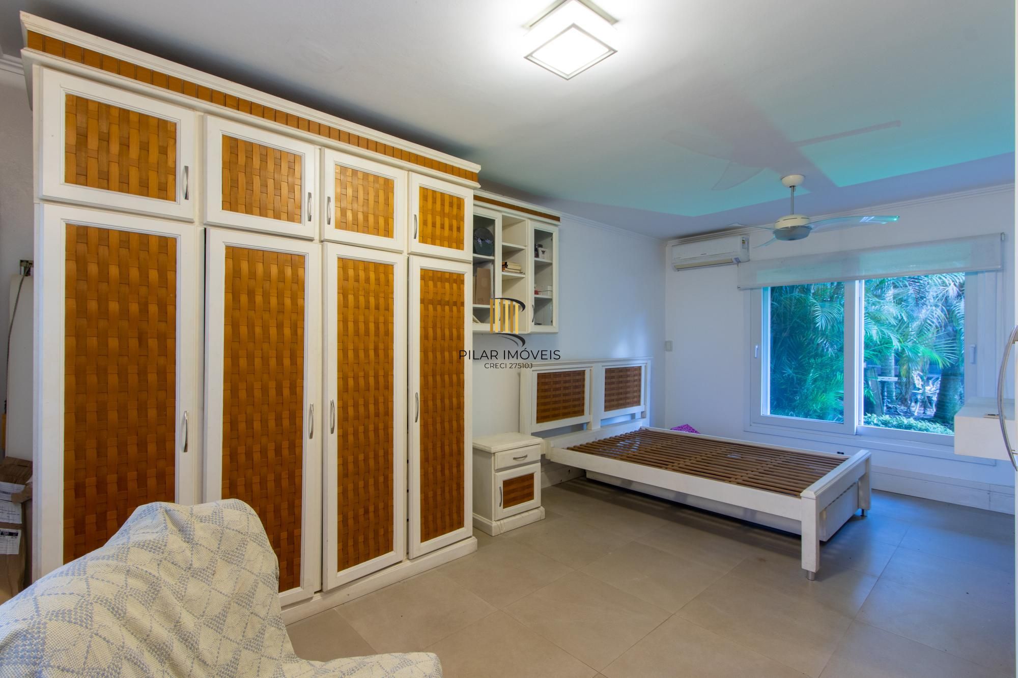 Excelente Casa em Condominio Fechado com 440,60m Dormitórios, sendo 2 Suítess
