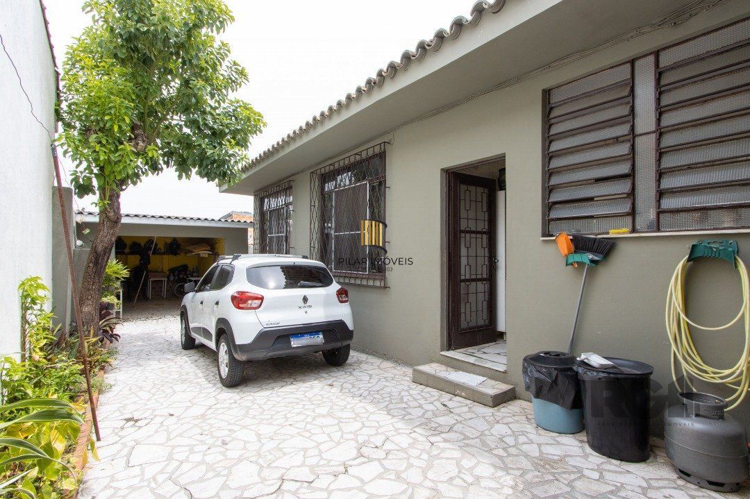 Casa térrea, 3 quartos, 2 banheiros, com pátio no Bairro Cavalhada