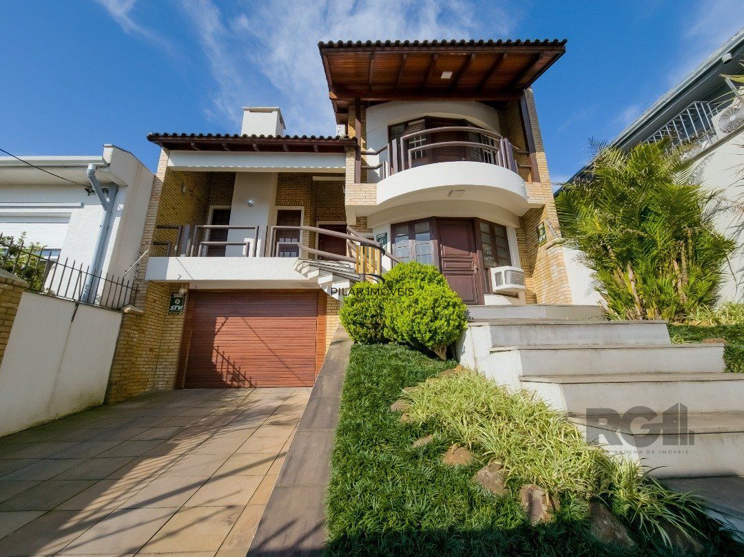 Casa 4 dormitórios no bairro Glória