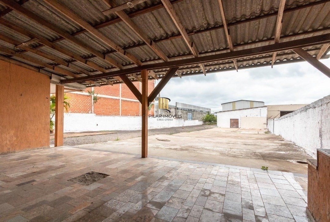 Pavilhão com área construída de cerca de 900m²