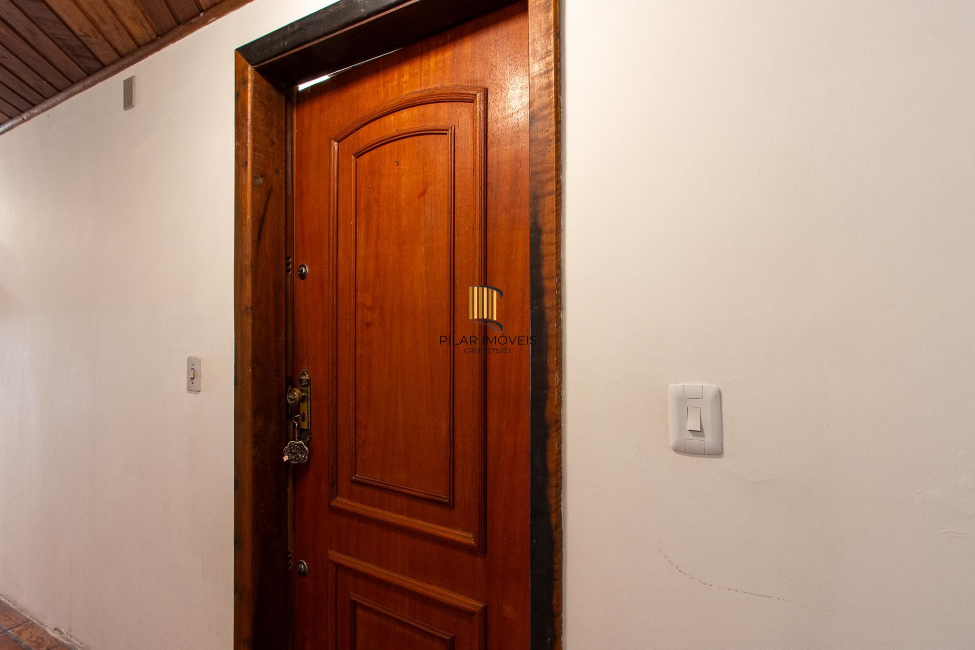 Casa de condomínio, 3 dormitórios, 1 suíte, 1 vaga coberta, no bairro Cristal.