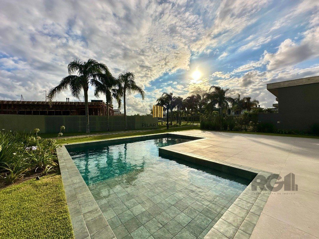 Este belíssimo sobrado à venda no Capão Ilhas Resort,