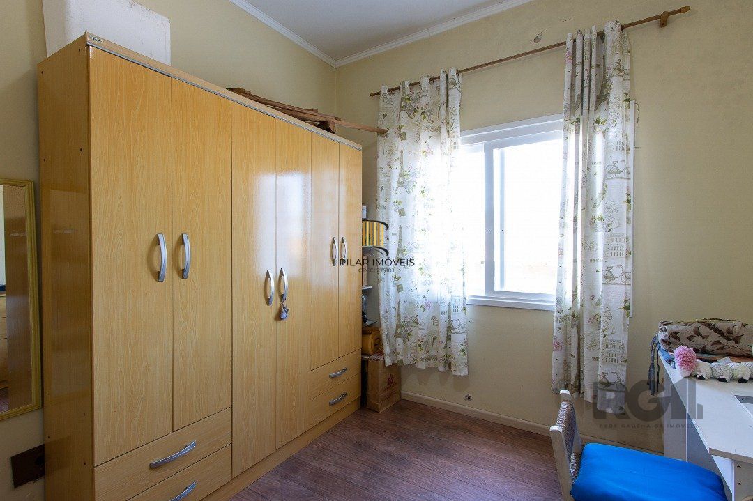 Casa com 4 quartos, suíte, churrasqueira, lareira, garagem coberta e lindo jardim.
