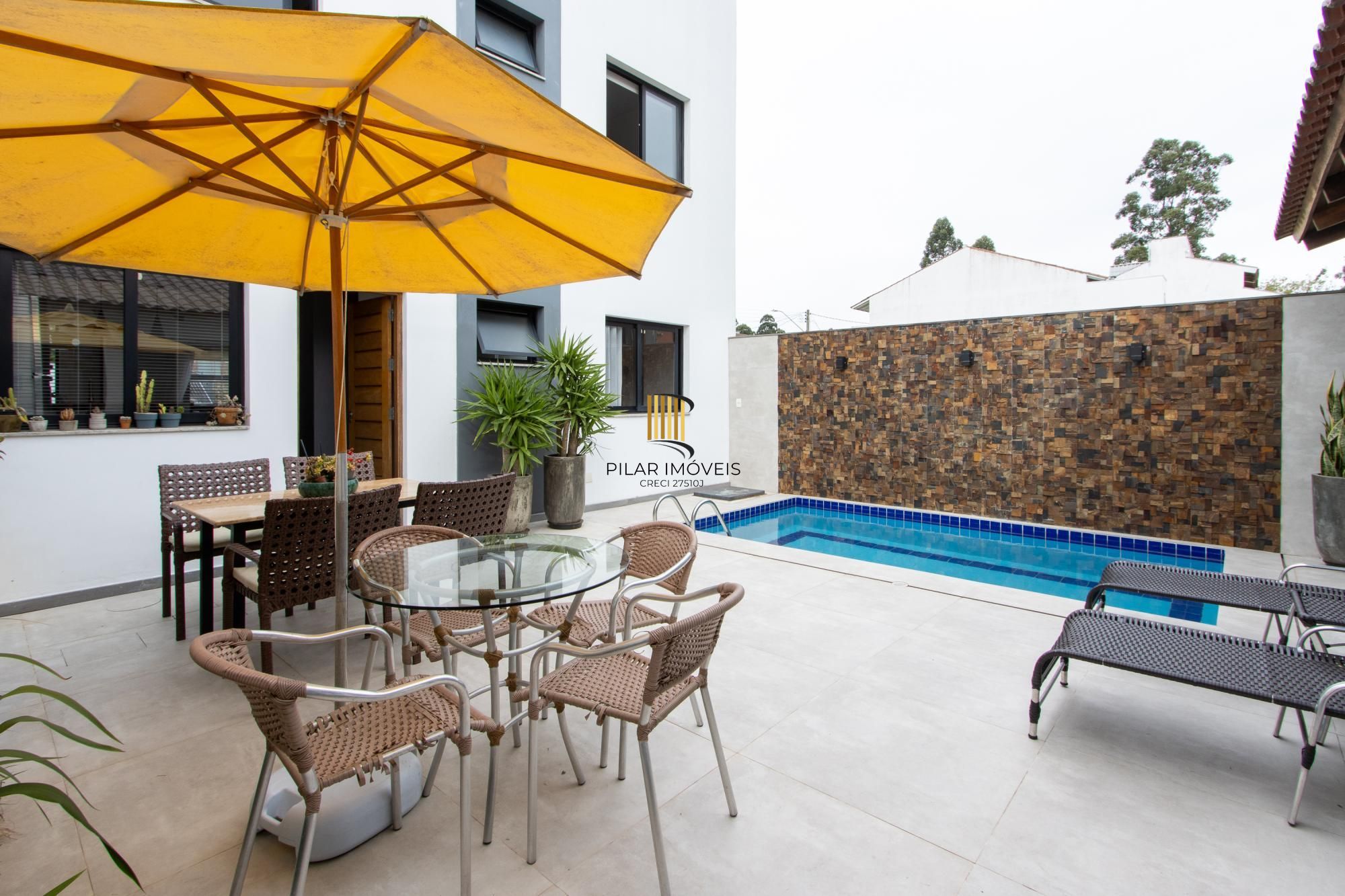 Excelente casa de alvenaria, 4 dormitórios, 2 suítes e 2 vagas de garagem.