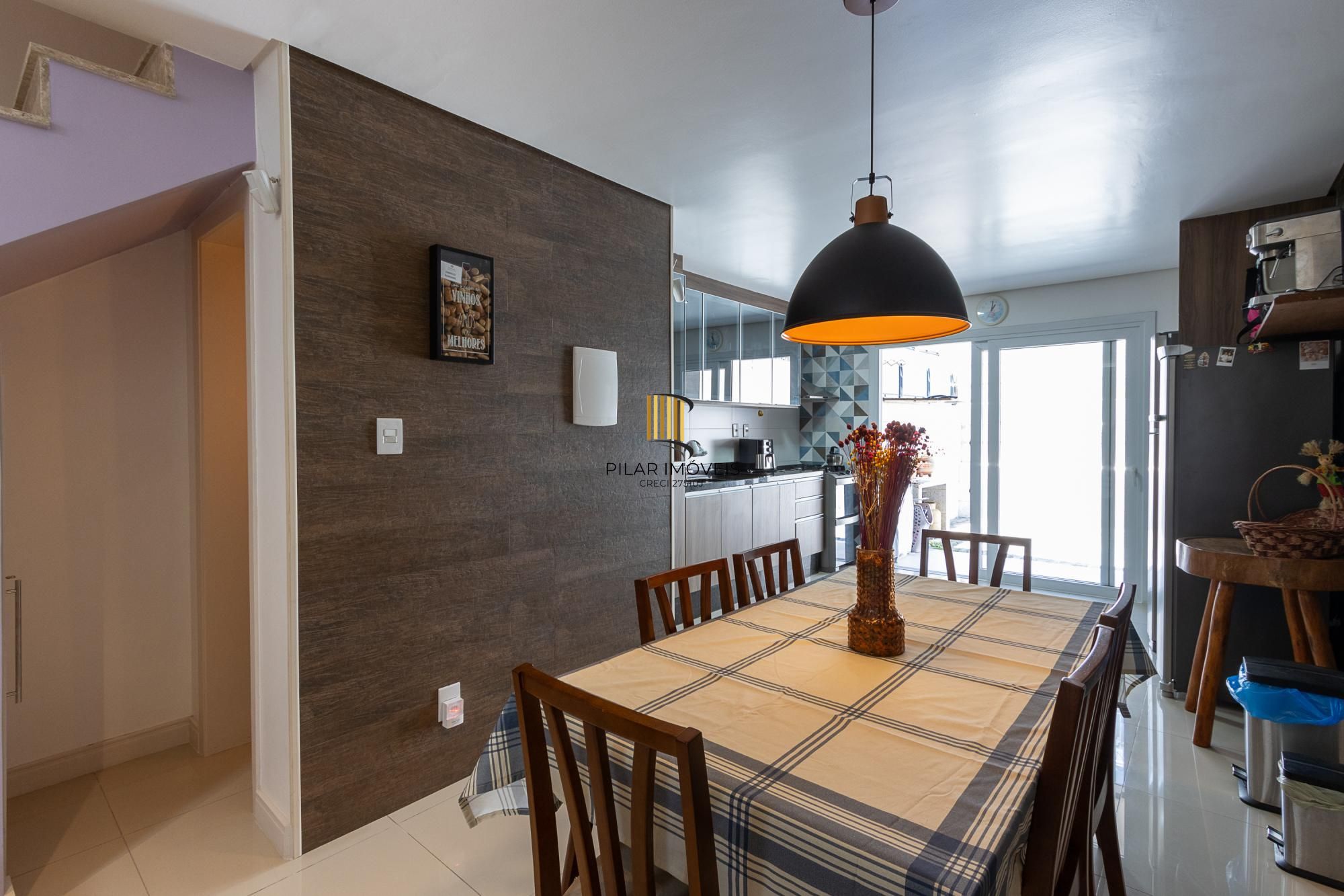 Sobrado com 2 suites e 2 vagas de garagem - Bairro Guarujá