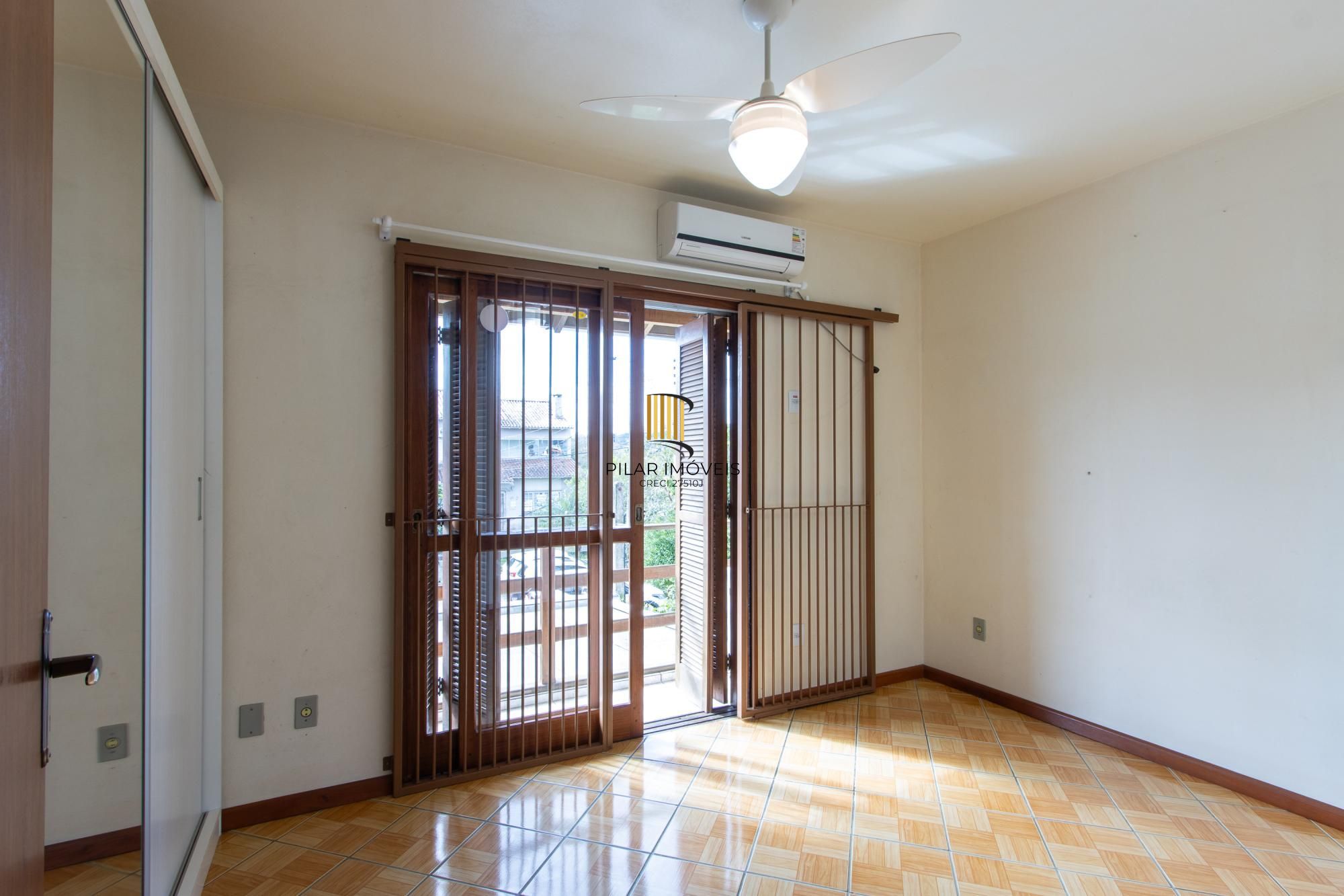 A casa possui 78m² de área construída, com um adicional de 20m²