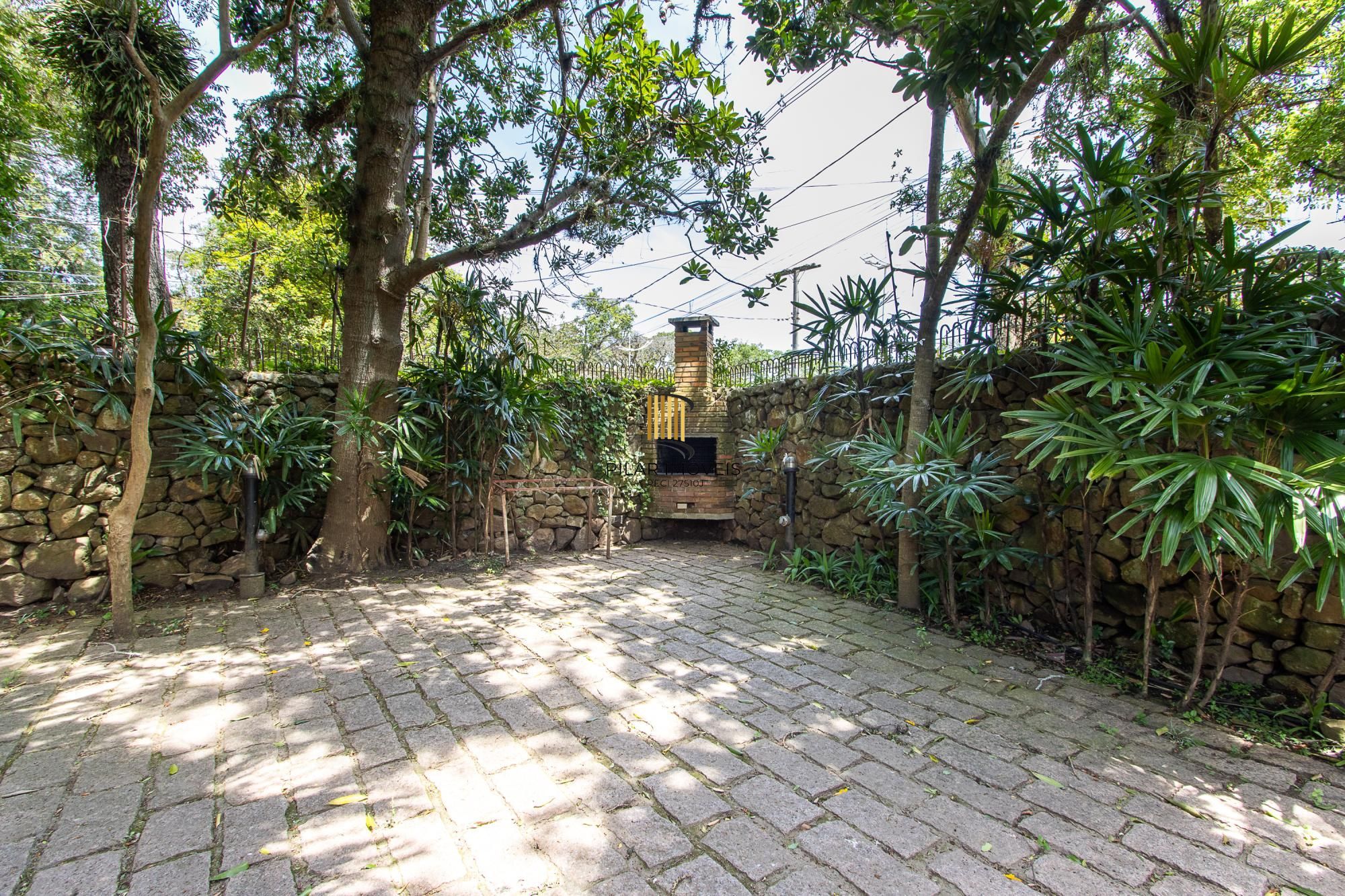 Casa com 2 dormitórios 3 banheiros. lareira e churrasqueira, e com arquitetura moderna.