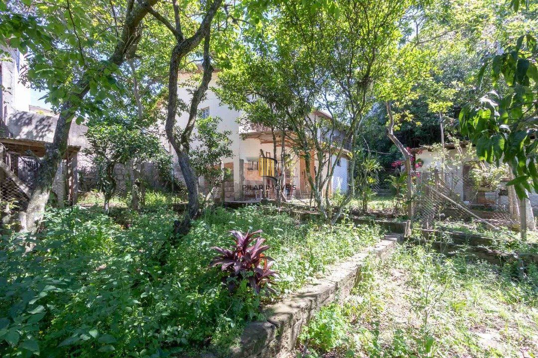 Casa para Venda - 370m², 4 dormitórios, sendo 1 suites, 6 vagas - Lomba do Pinheiro