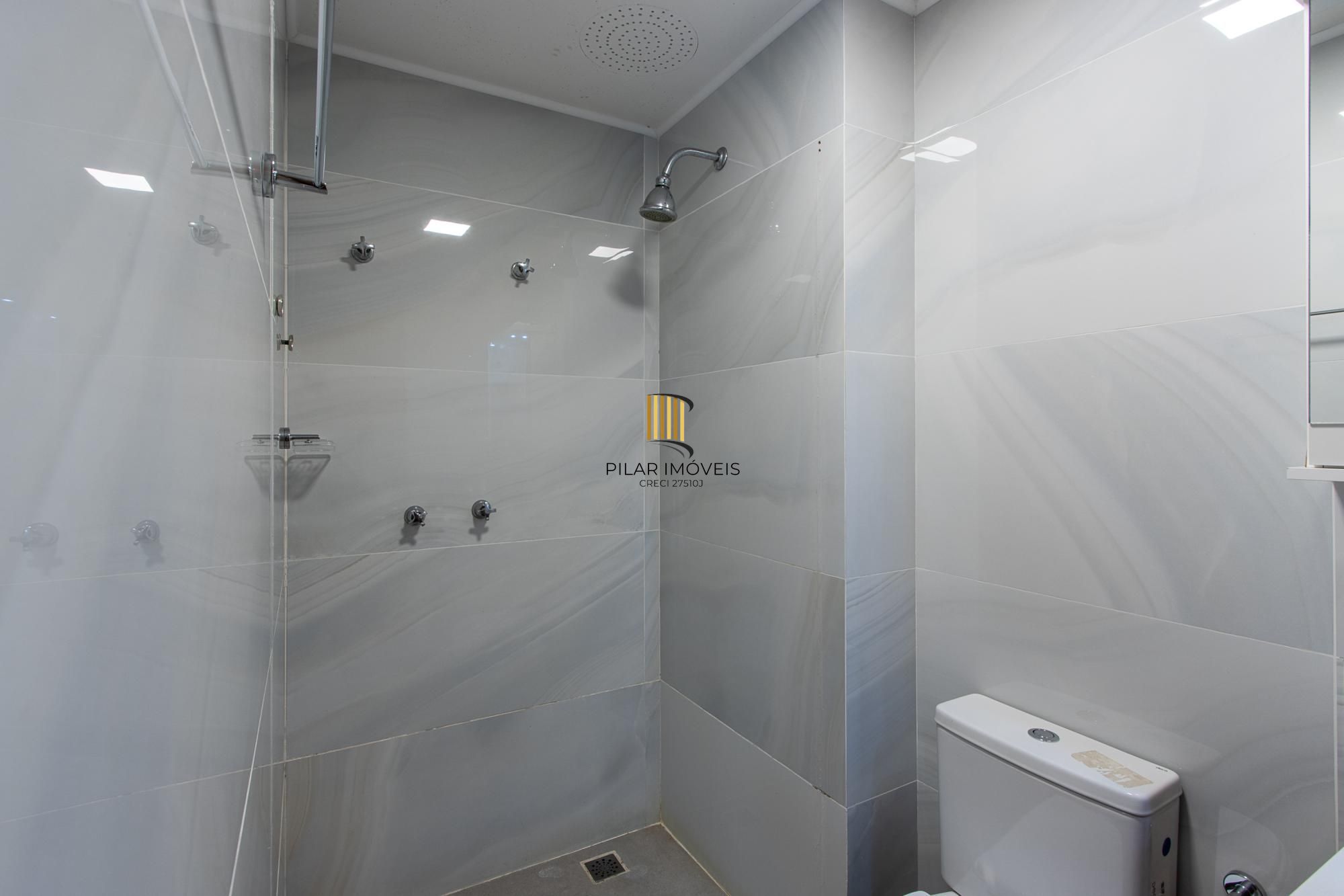 Apartamento com 114.02m², 3 dorm, Petrópolis com lareira e churrasqueira