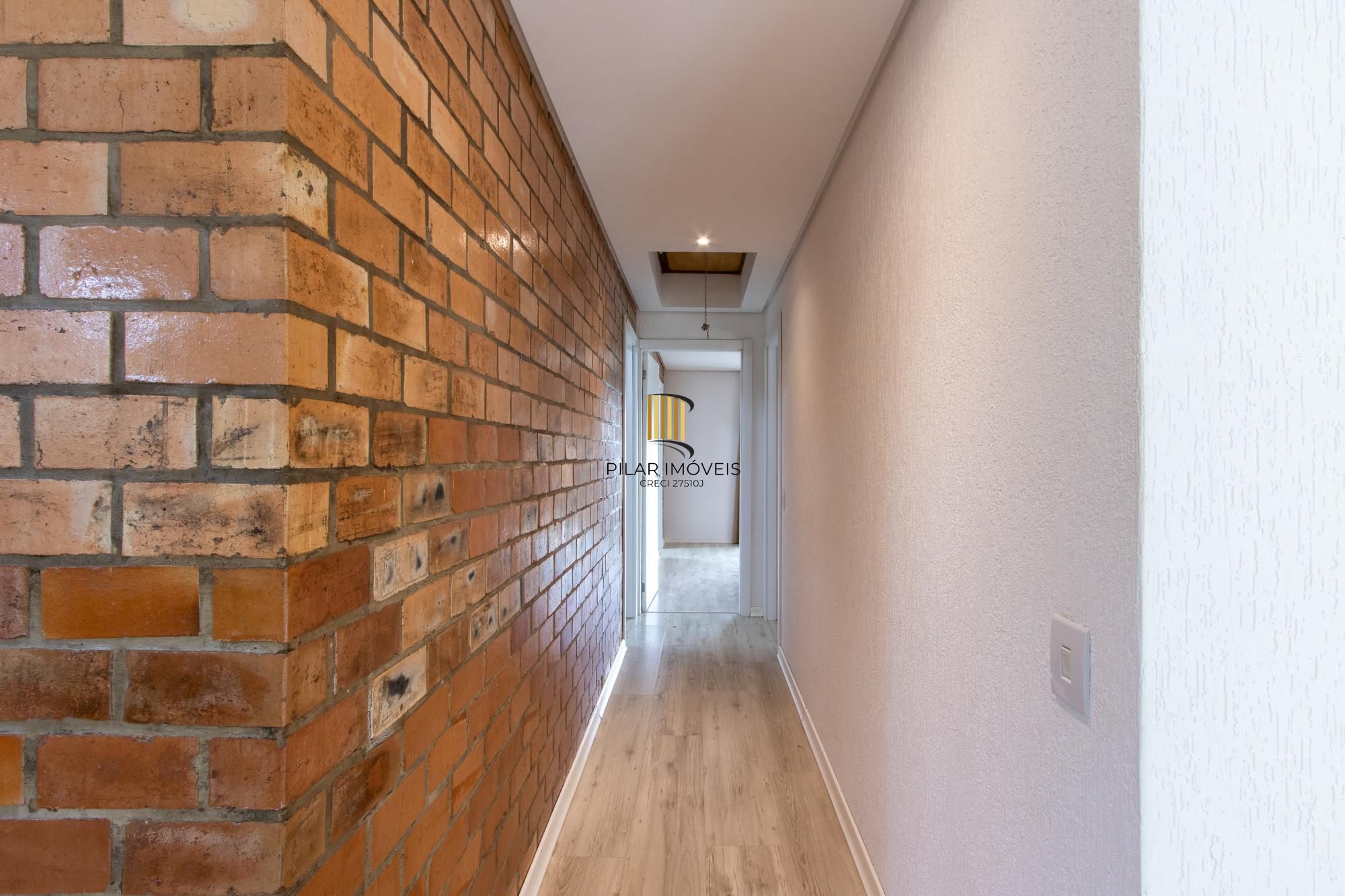 Casa de alvenaria, com 3 dormitórios, 1 suíte, living, cozinha, lavanderia, churrasqueira, banheiro social, pátio e 4 vagas de garagem.