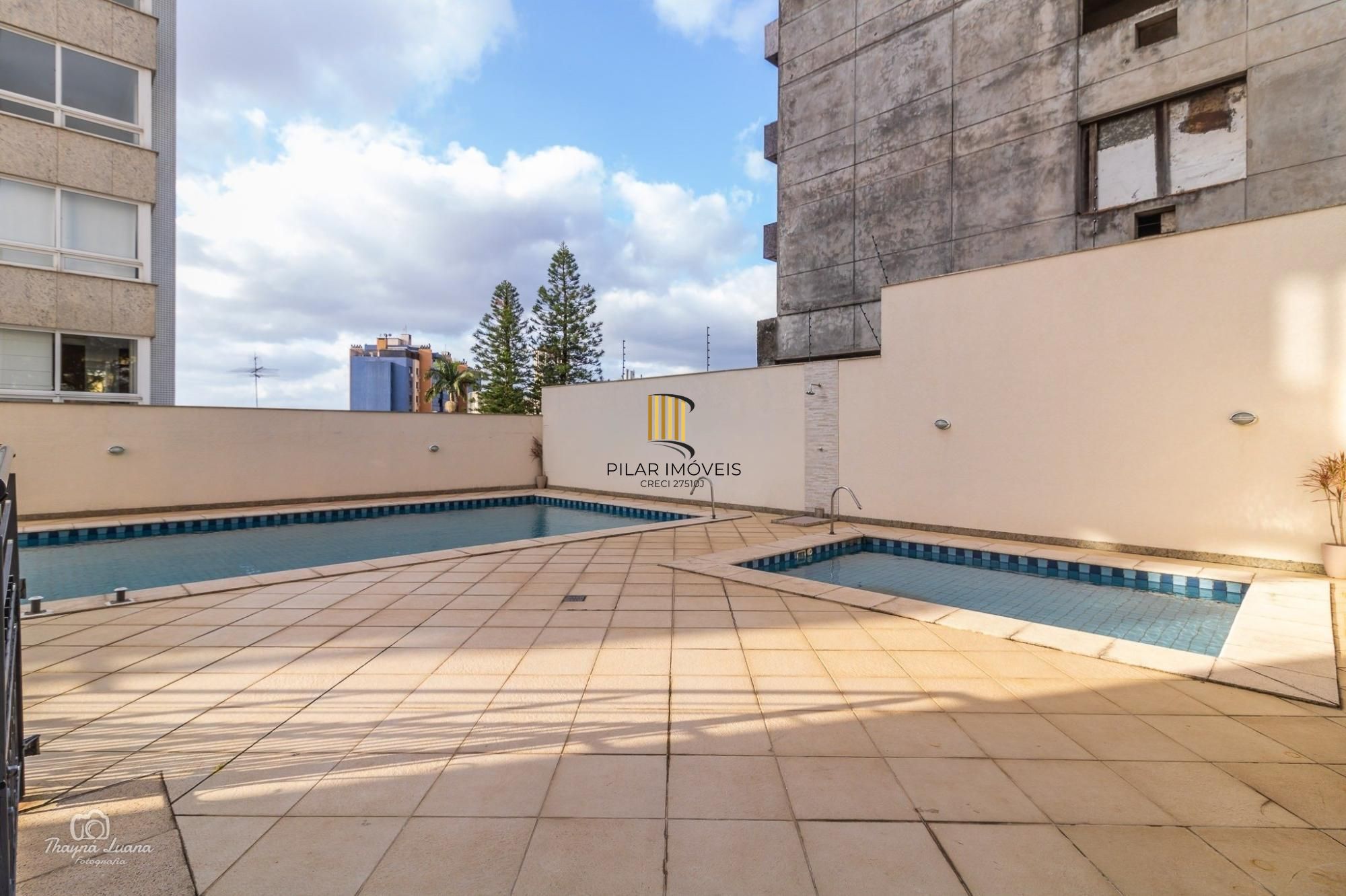 Apartamento amplo de 104m² com living iluminado, lareira e excelente localização