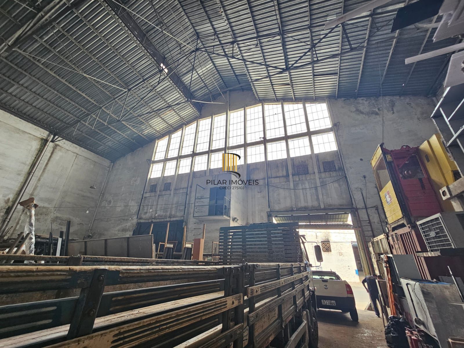 Pavilhão com 1036m2 próximo as Ferramentas Gerais